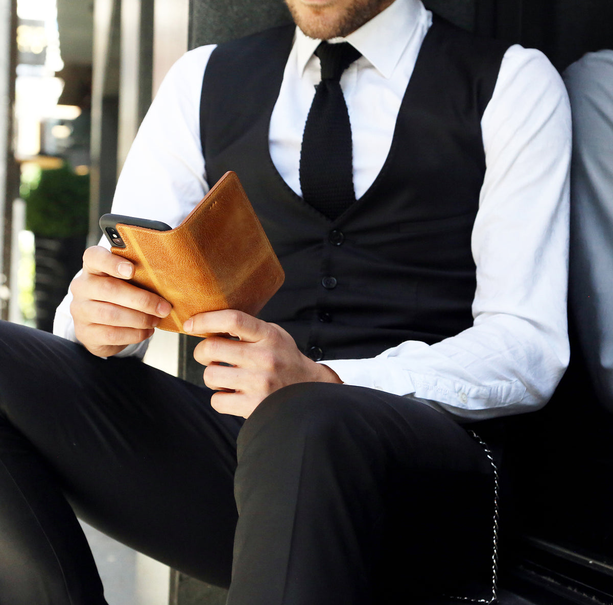 Book-Case Lederhülle für iPhone 13 Pro – Flip-Design mit Kartenfach | Braun