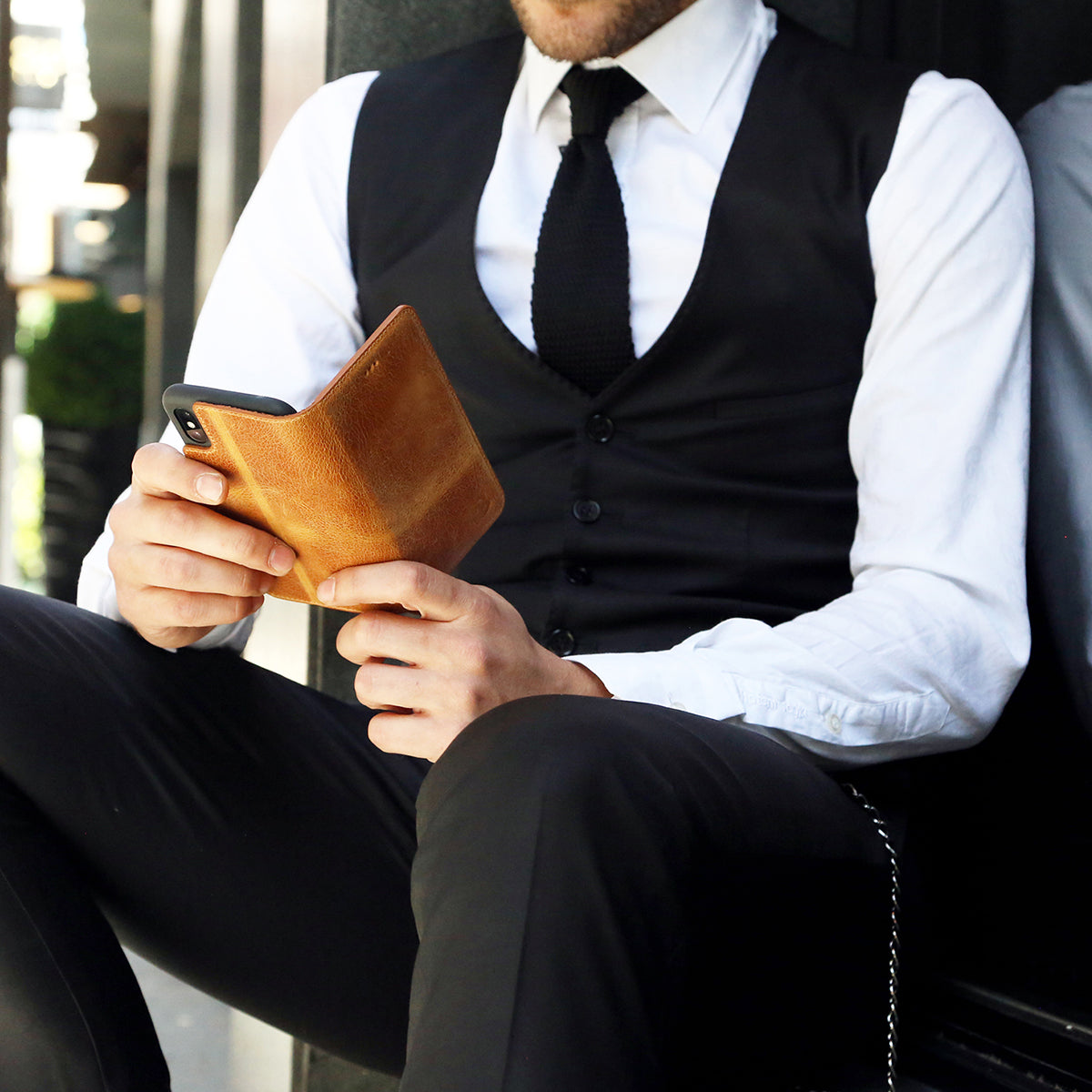 Book-Case Lederhülle für iPhone 12 Pro Max – Flip-Design mit Kartenfach | Braun
