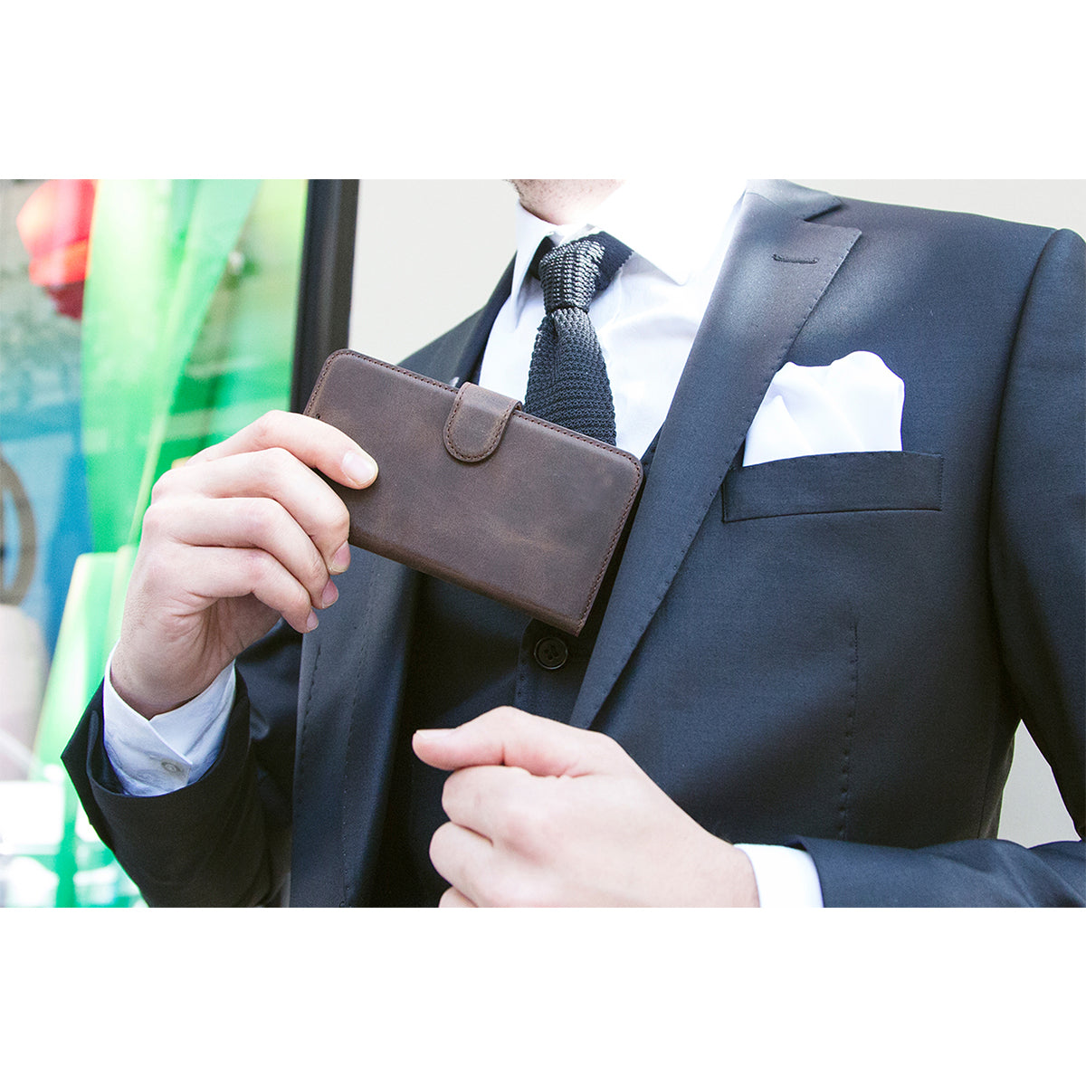 2-in-1 Lederhülle für iPhone SE 2020 / 2022 – Book-Style mit Magnet-Case - Lifestyle Bild
